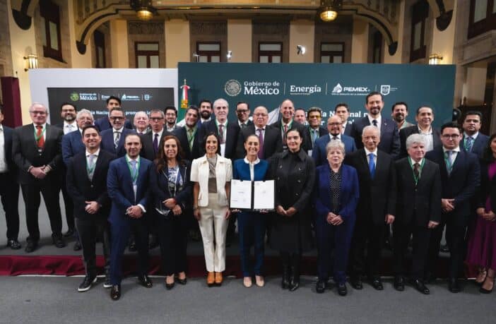 Gobierno y gasolineros acuerdan precio máximo voluntario de 24 pesos por litro en gasolina magna