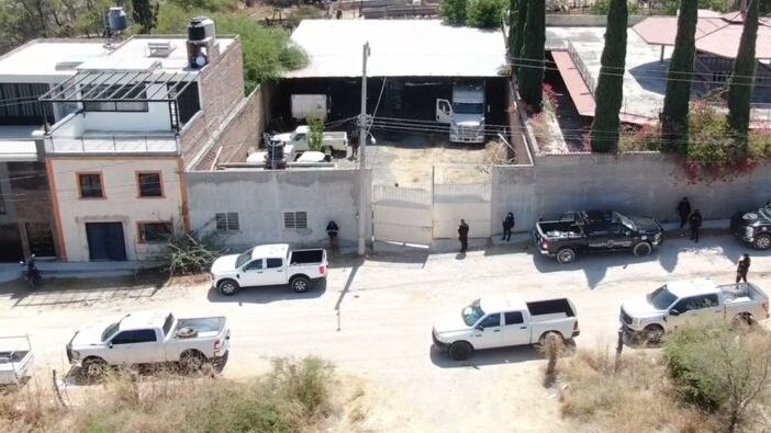Aseguran finca con vehículos robados y armamento en Teocaltiche