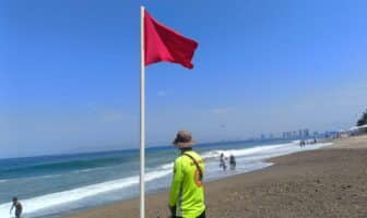 Oleaje elevado mantiene bandera roja en playas de Puerto Vallarta Oleaje elevado mantiene bandera roja en playas de Puerto Vallarta