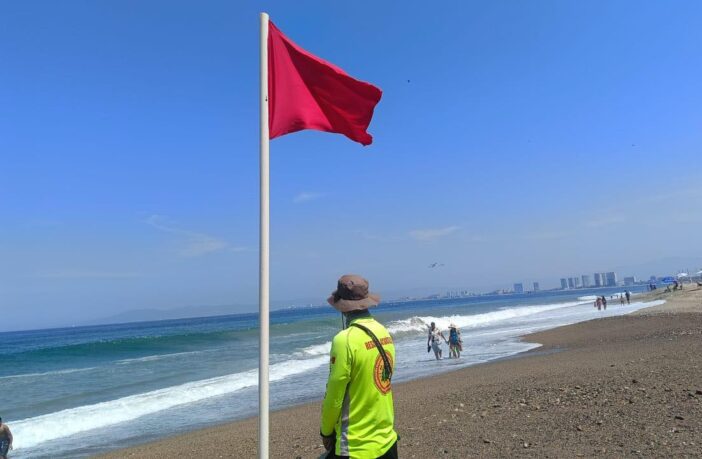 Oleaje elevado mantiene bandera roja en playas de Puerto Vallarta