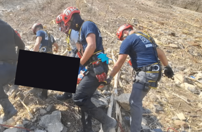 Rescatan tres cuerpos tras accidente en barranco de Amatitán; vehículo cayó más de 300 metros