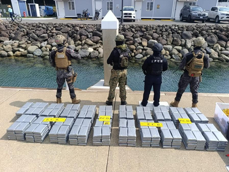 Capturan en Costa Rica a tres mexicanos con 840 kilos de cocaína ocultos en un yate de lujo