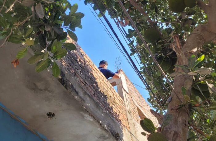 Albañil recibe descarga eléctrica en la colonia Laguna del Valle; se salva de milagro