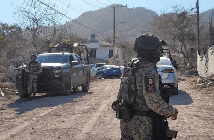 Madrugada de tensión en Puerto Vallarta: fuerzas federales sitian calle en Linda Vista Océano