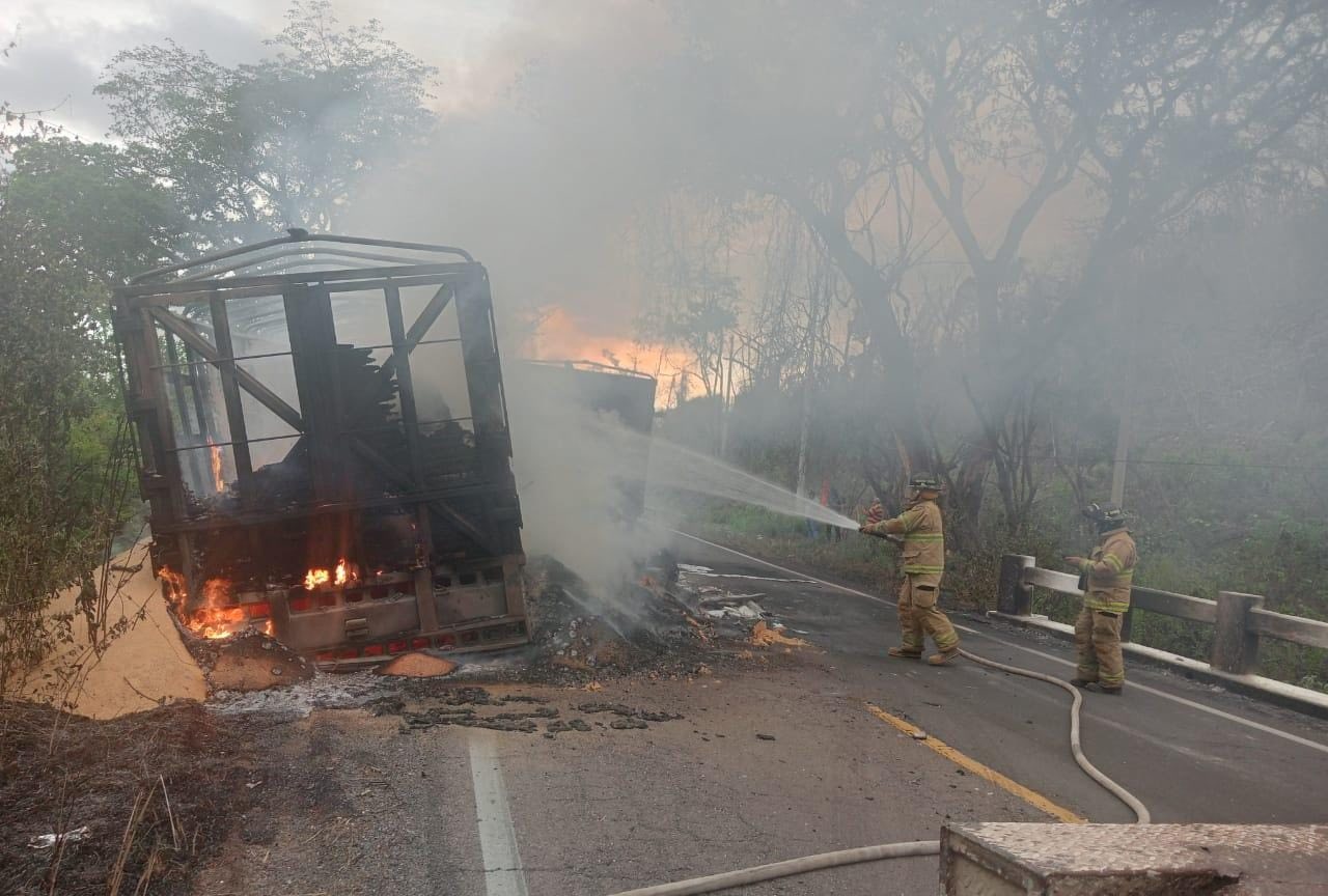 Sofocan incendio de tráilers tras choque frontal en Rosamorada, Nayarit