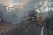 Sofocan incendio de tráilers tras choque frontal en Rosamorada, Nayarit