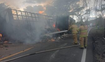 Sofocan incendio de tráilers tras choque frontal en Rosamorada, Nayarit