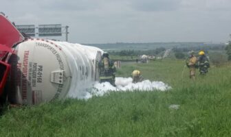 Volcadura de pipa provoca derrame de gasolina en autopista a Los Altos, en Tepatitlán