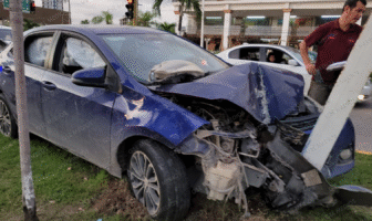 Fuerte accidente en la Medina Ascencio; cervezas fueron localizadas al interior del vehículo Fuerte accidente en la Medina Ascencio; cervezas fueron localizadas al interior del vehículo