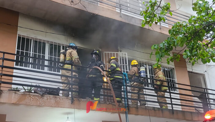Incendio consume departamento en la colonia Palma Real; evacúan a vecinos