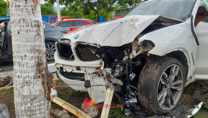 BMW choca contra palmera en la Medina Ascencio; conductor ebrio fue detenido
