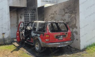 Camioneta termina calcinada tras incendio en la colonia Ex Hacienda El Pitillal