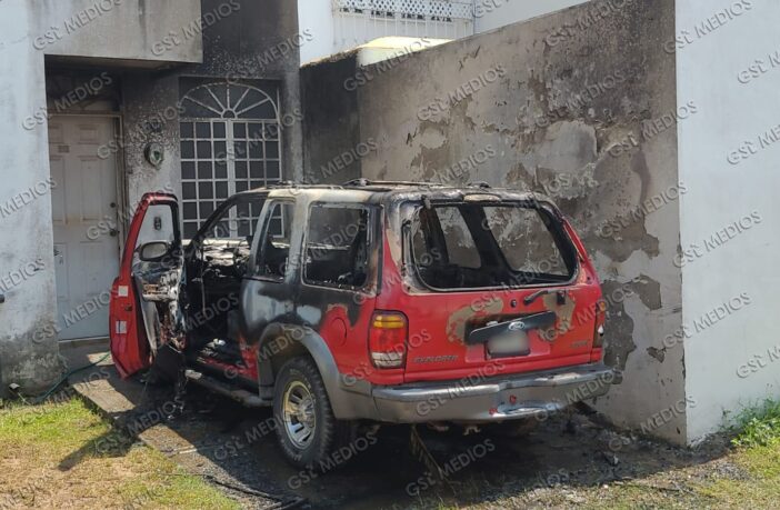 Camioneta termina calcinada tras incendio en la colonia Ex Hacienda El Pitillal