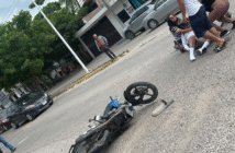 Motociclista impacta contra furgoneta en El Magisterio