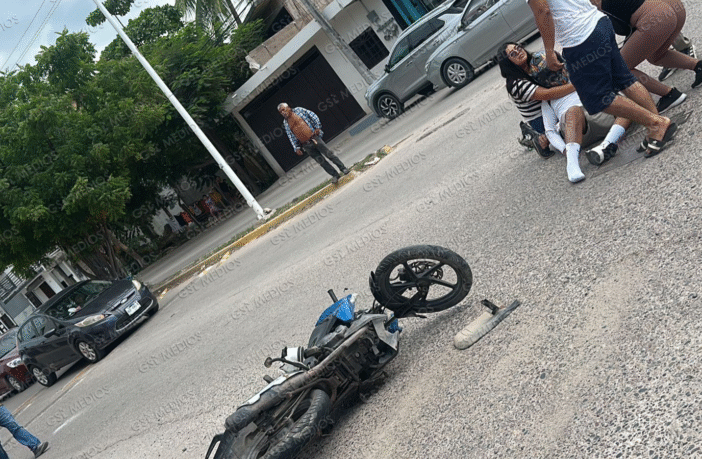 Motociclista impacta contra furgoneta en El Magisterio