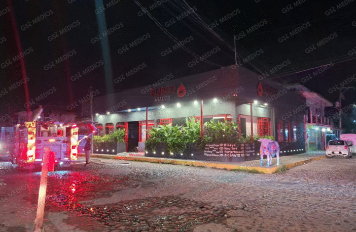 Controlan incendio en restaurante “Fuego-Azador” de la colonia Versalles en Puerto Vallarta