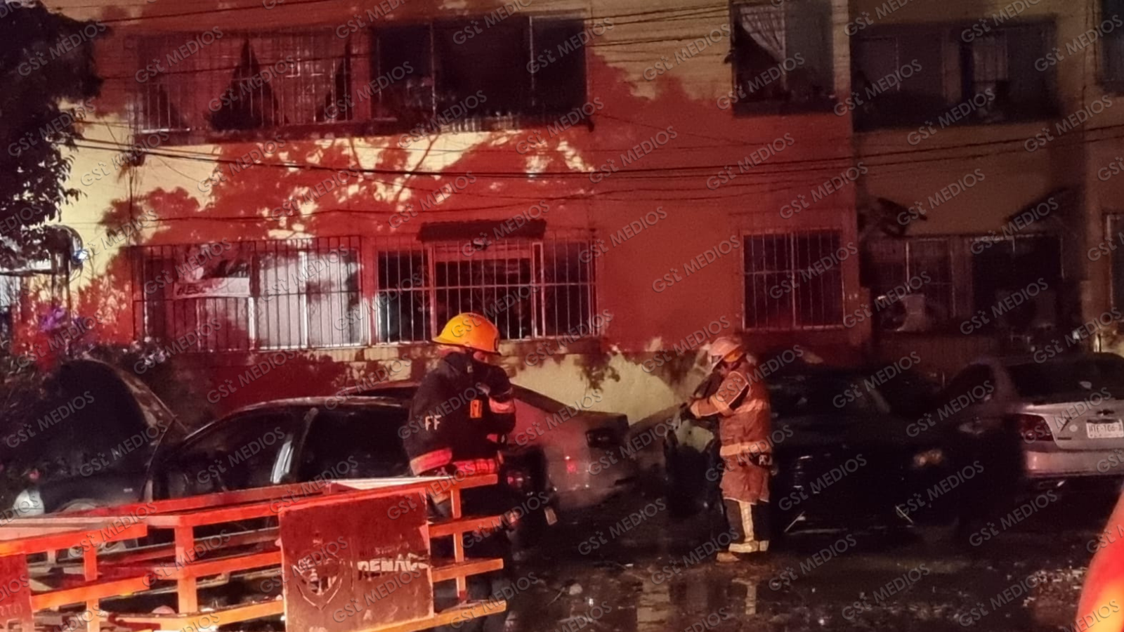 Cortocircuito en cables de alta tensión provoca incendio y deja sin luz a colonia La Aurora Cortocircuito en cables de alta tensión provoca incendio y deja sin luz a colonia La Aurora