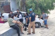 Vehículo se impacta contra el portón de una vivienda en Lomas del Calvario
