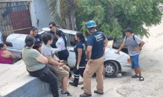 Vehículo se impacta contra el portón de una vivienda en Lomas del Calvario
