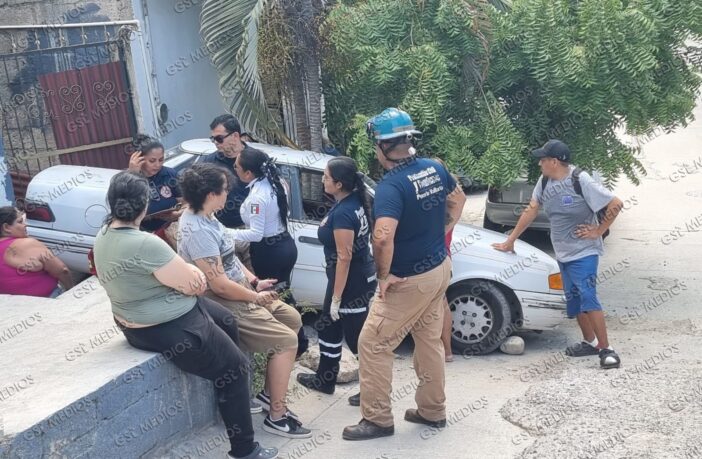 Vehículo se impacta contra el portón de una vivienda en Lomas del Calvario