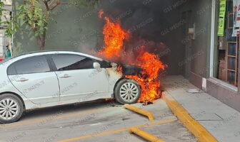 Se incendia vehículo en la colonia La Floresta de Puerto Vallarta