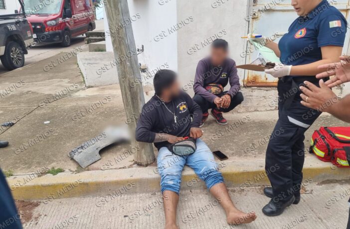 Motociclista resulta lesionado tras choque con camioneta en Lomas del Coapinole