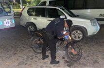 Policías municipales localizan y aseguran motocicleta con reporte de robo en Puerto Vallarta