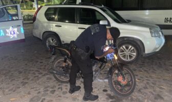 Policías municipales localizan y aseguran motocicleta con reporte de robo en Puerto Vallarta