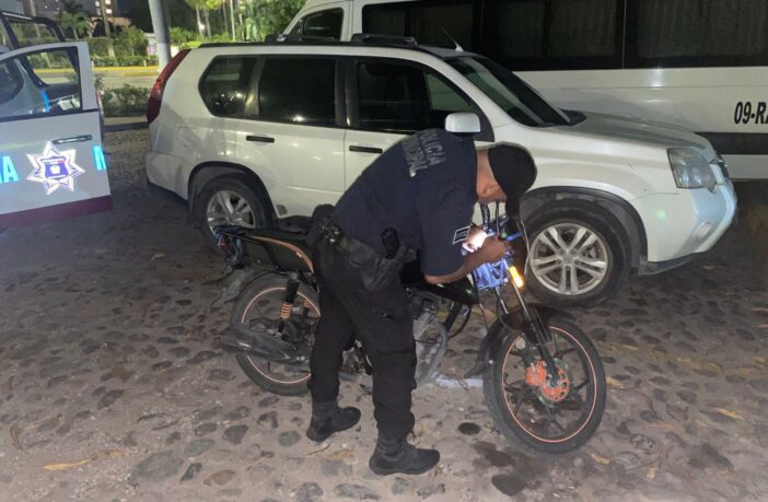 Policías municipales localizan y aseguran motocicleta con reporte de robo en Puerto Vallarta