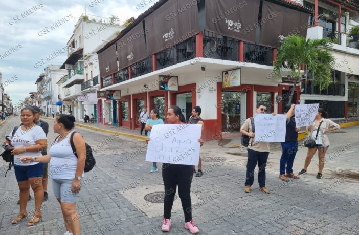 Notiespacio PV | Por segundo día consecutivo, manifestantes bloquean calles por ausencia del presidente municipal