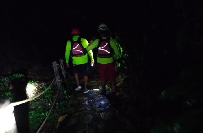 Rescatan a jóvenes atrapados en la cascada El Nogalito en Puerto Vallarta