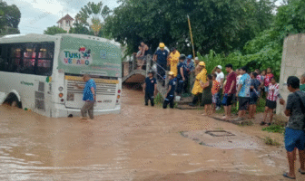 Camión de transporte público queda atascado en arroyo de El Colorado