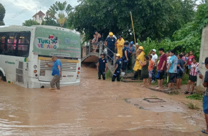Camión de transporte público queda atascado en arroyo de El Colorado