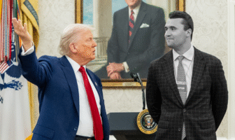 VIDEO: Asesinan a Charlie Kirk, activista pro Trump, durante evento universitario
