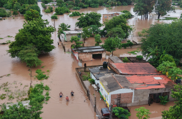 Río Las Cañas supera nivel de alerta y provoca inundaciones en comunidades de Nayarit