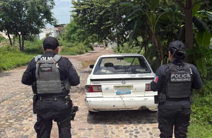 Notiespacio PV | Policía Municipal recupera vehículo con reporte de robo en la colonia Delfines