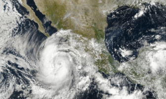 Huracán Priscilla avanza frente a Jalisco con lluvias intensas y oleaje elevado