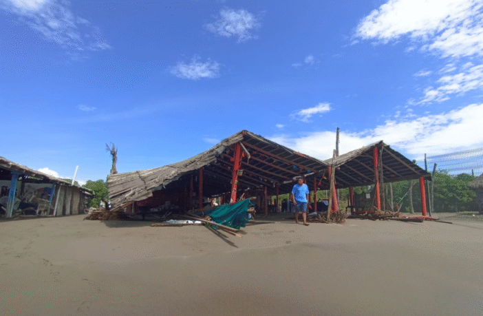 Autoridades despliegan operativo en Puerto Vallarta por marejada y daños tras paso del huracán Priscila