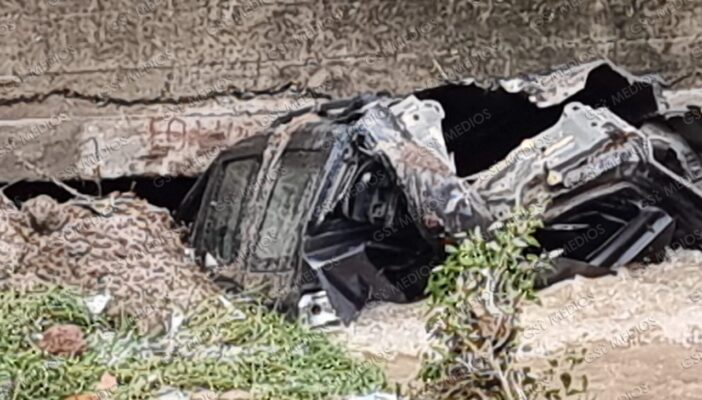 Hallan camioneta arrastrada por la corriente con una persona sin vida en La Floresta