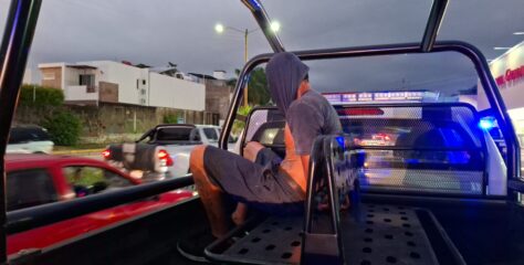 Pareja intenta robar en farmacia en la Avenida México; el hombre fue detenido