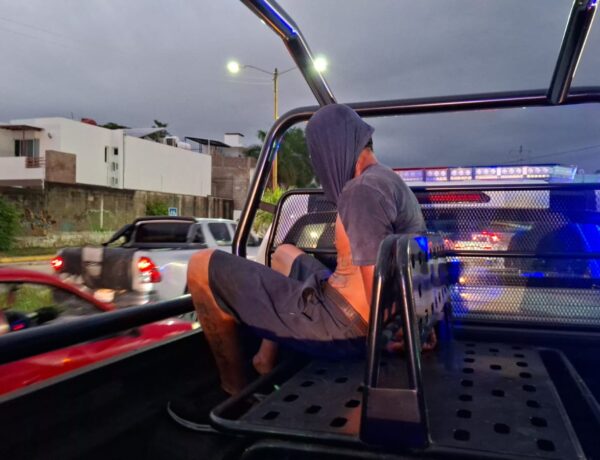 Pareja intenta robar en farmacia en la Avenida México; el hombre fue detenido