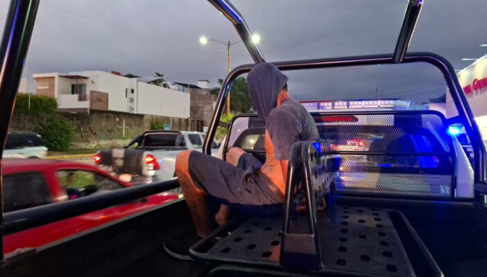 Pareja intenta robar en farmacia en la Avenida México; el hombre fue detenido