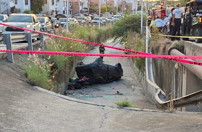 Notiespacio PV | Mujer pierde el control de su vehículo y cae en el canal de la avenida De Los Poetas