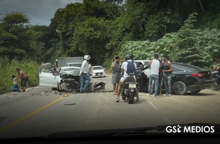 Ocho lesionados en accidente sobre la carretera Federal 200