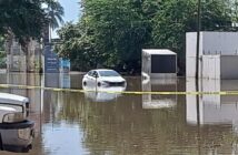 Familia extranjera queda atrapada en su vehículo en Las Glorias por inundaciones