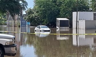 Familia extranjera queda atrapada en su vehículo en Las Glorias por inundaciones