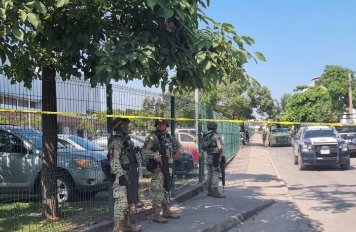 Notiespacio PV | Se registra operativo del Ejército y Fiscalía a un costado de Macroplaza en la colonia Infonavit