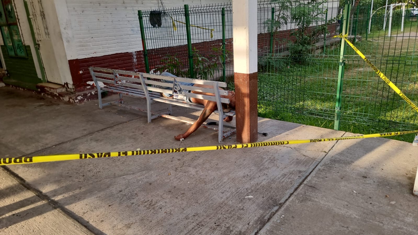 Notiespacio PV | Fallece presunto indigente en el estadio Agustín Flores Contreras