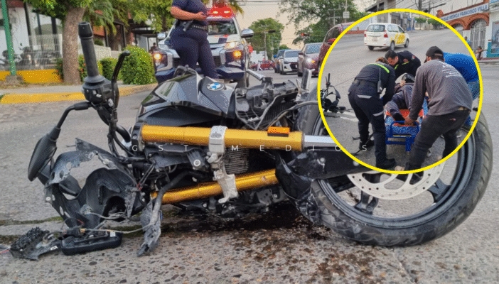 Joven sufre fractura expuesta al chocar en su motocicleta en la Av. Francisco Villa Joven sufre fractura expuesta al chocar en su motocicleta en la Av. Francisco Villa