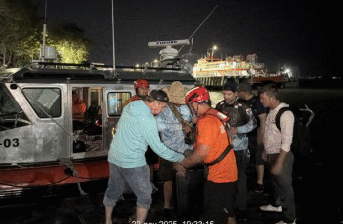 Rescatan a nueve tripulantes de yate que comenzó a hundirse en Bahía de Banderas